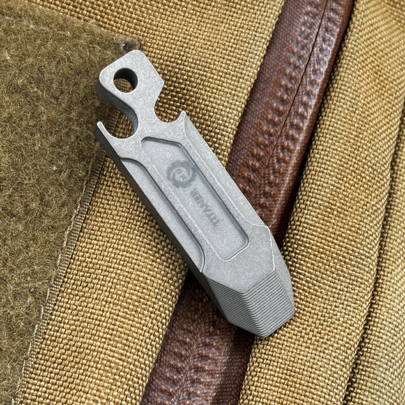 Keychain Multi Tool - Outdoor draagbare EDC multifunctionele titaniumlegering mini-koevoet