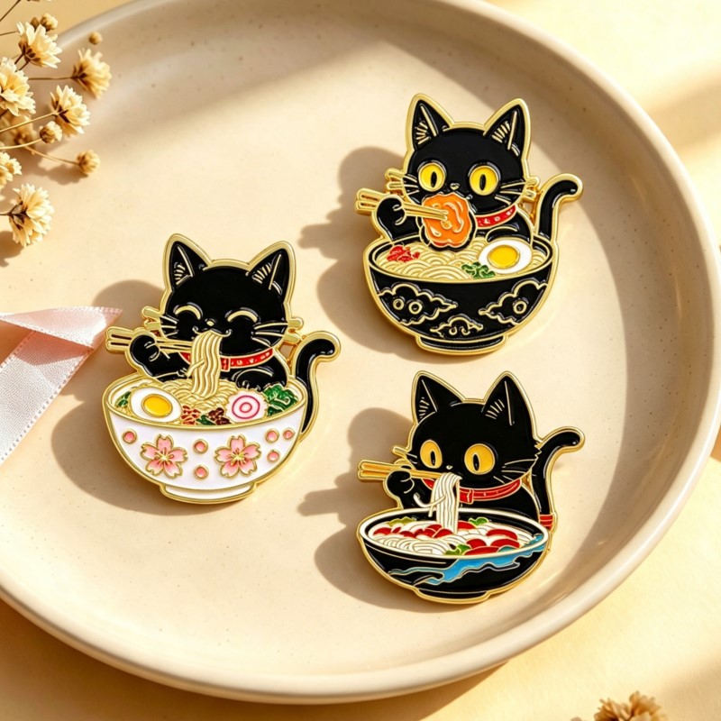 Lapel Pin Enamel - Schattige Zwarte Kat die Noedels Eet